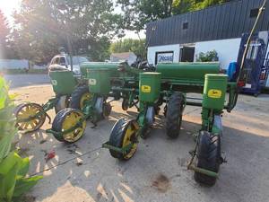 lot 16 image: John Deere 1240 4 row planter and manual