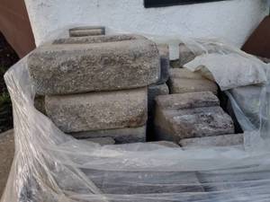 lot 34 image: Pallet of interlocking bricks