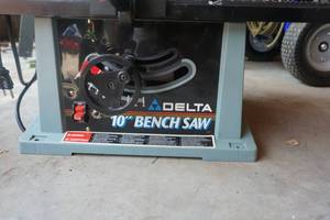lot 10 image: Delta 10 BenchTable Saw With New Diablo 7 14 Non FerrisPlastic Cutting Blade