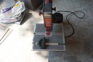 lot 11 image: Black & Decker 10 Deluxe Band Saw