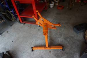 lot 13 image: Heavy Duty 750 lb Wheeled Engine Stand