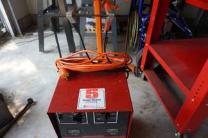 lot 17 image: Century 6040250 amp Battery Charger