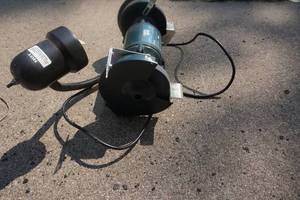 lot 22 image: Black & Decker Model 9720 Dual Wheel Bench Grinder With Work Light