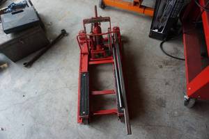 lot 25 image: Team Mechanix Brand 1500 lb ATVMotorcycle JackLift