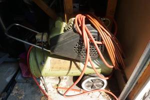 lot 28 image: Champion Porta Champ Model 20CV20P Air Compressor