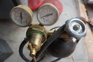 lot 41 image: Compressed Nitrogen Tank With Tire Inflation Nozzle and Gauges
