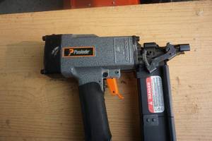 lot 43 image: Passlode Model 3200500 S16P Pneumatic Staple Gun