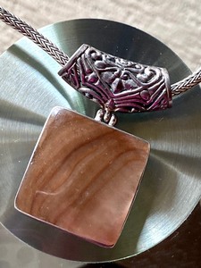 Mother of Pearl Pendant Necklace w Chain
