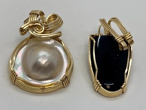 2 Jewelry Pendants Onyx and Mother of Pearl