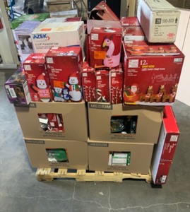 lot 19 image: Pallet With Christmas Decorations & Lights See Pictures To See Everything That There Is
