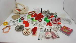 lot 102 image: Briar Rose Heart--Miscellaneous Cookie Cutters--Tips For Decorating Cakes, Etc.--1985 Tote Bag