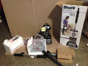 lot 22 image: Shark Navigator Lift-Away DLX with EXtended Reach open box