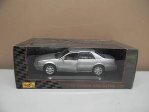 118 SCALE DIE-CAST - MAISTO 2000 CADILLAC DEVILLE DTS - NEW IN BOX - GREAT PIECE - SEE PICTURES