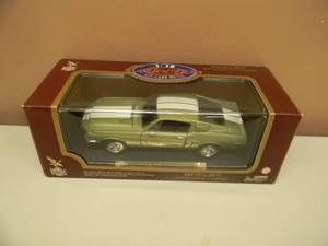 118 SCALE DIE-CAST -  ROAD LEGENDS 1968 SHELBY GT-500KR  - NEW IN BOX - GREAT PIECE - SEE PICTURES