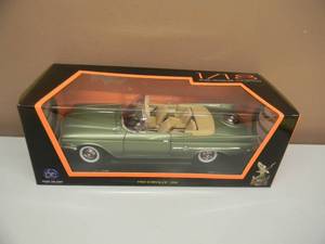 118 SCALE DIE-CAST - ROAD SIGNATURE COLLECTION LUCKY DIE CAST 1960 CHRYSLER 300F - NEW IN BOX - AWESOME, GREAT PIECE - SEE PICTURES