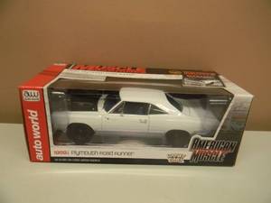 118 SCALE DIE-CAST - AUTO WORLD AMERICAN MUSCLE 1969 12 PLYMOUTH ROAD RUNNER LOONEY TUNES - NEW IN BOX - AWESOME, GREAT PIECE - SEE PICTURES