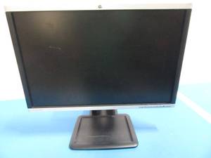 lot 58 image: HP Compaq LA2405x 24 in LCD Monitor 