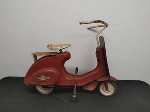 lot 3 image: Antique Honda Metal Childs Scooter