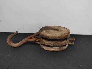 lot 12 image: Very Large Heavy Duty Pulley