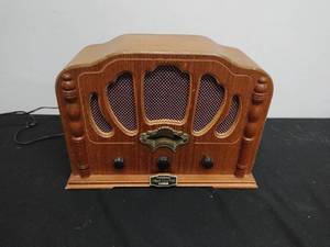 lot 6 image: Thomas Collectors Edition Radio