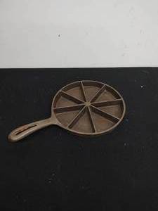 lot 7 image: Cast Iron Divided Pan