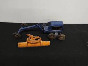 lot 19 image: Vintage Metal Toy Truck & Blade