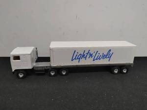 lot 43 image: ERTL Light n Lively Truck and Trailer