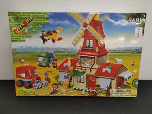 lot 102 image: BanBao Farm Lego-Type Toy