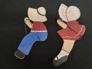 lot 106 image: Two Wood Swinging Dcor Items