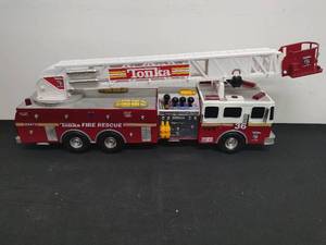 lot 110 image: Large Tonka Fire Rescue Truck Toy