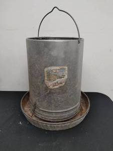 lot 116 image: Vintage Feeder
