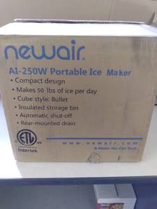 lot 39 image: New air 250W Portable Ice Maker in ...