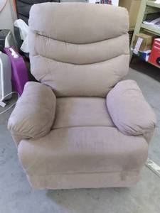 lot 60 image: Beige Recliner Good Shape
