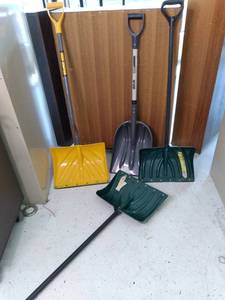 lot 19 image: (4) Shovels (True Temper, Rock Rive...
