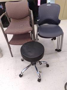 lot 40 image: 5 Plastic Office Chairs on Wheels, ...