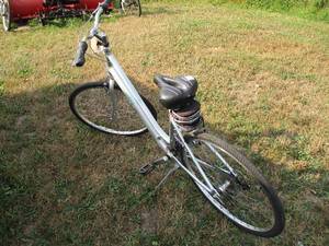 lot 9 image: LADIES BIKE