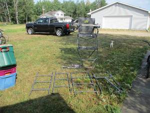 lot 12 image: HAWK DEER STAND