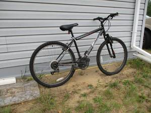 lot 20 image: ROADMASTER BIKE