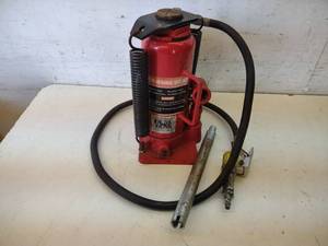 lot 28 image: 12 Ton AirHydraulic Jack, Works...