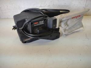 lot 33 image: Skil 3 Belt Sander with Extra Belt...