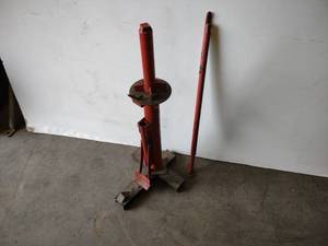 lot 23 image: Manual Tire Changer...