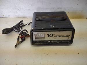 lot 104 image: Schumacher 10 Amp, 612 Volt Batter...