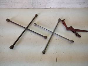 lot 118 image: (2) Tire Irons & Chain Binder...