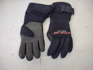 lot 191 image: Wenoka Dive Gloves, X-Large...