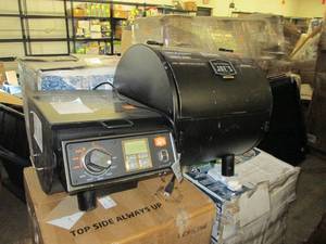 lot 20 image: rider 600 pellet grill no box missi...