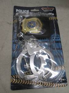 lot 125 image: police badage and handcuffs looks c...