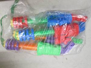lot 199 image: joyin 4pc water gun waterblasters s...