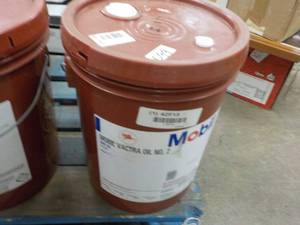 lot 273 image: 5 Gallon Can Mobil Vactra Oil No. 2...