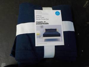 lot 204 image: Room Essentials 3 piece Duvet Cover...