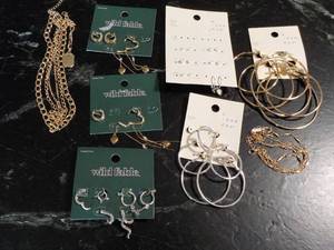 lot 182 image: New Jewelry...